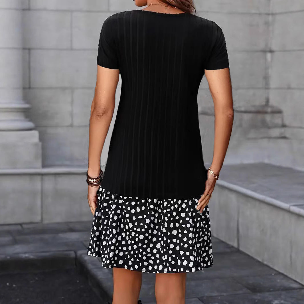 Damen Kurzarmkleid mit einem eleganten gestreiften Oberteil und verspieltem Rock EB