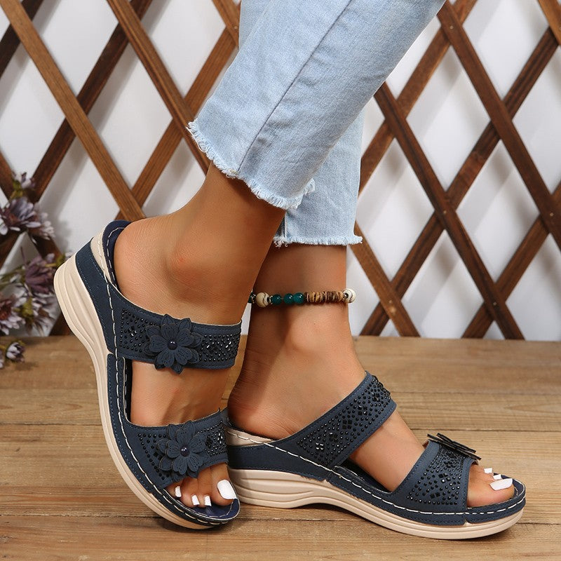 Damen Komfortable Wedge-Pantoletten mit floralem Dekor EB