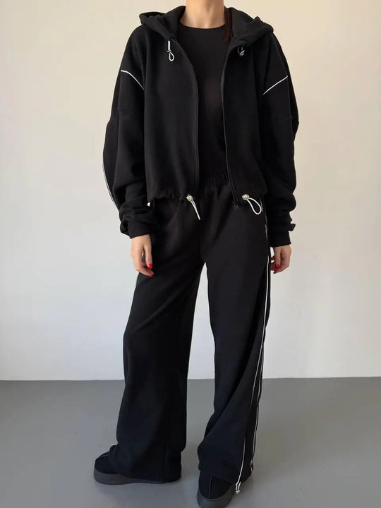 Damen gekürztes Zip-Hoodie mit Tunnelzug und hochgeschnittener weiter Fleece-Loungehose Eichborn Berlin