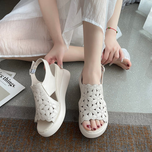 Damen nan Keilsandale mit floraler Laserperforation gepolsterter anatomischer Innensohle und verstellbarem Fersenriemen EB