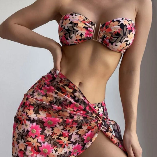 Damen Bikini-Set mit elegantem Bandeau-Oberteil und floralem Wickelrock EB