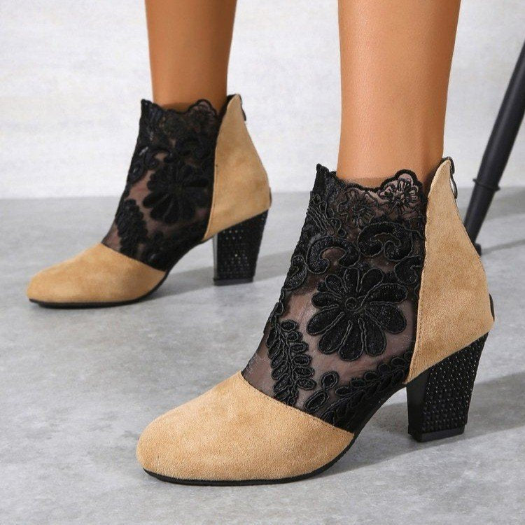 Damen Stiefelette mit transparentem Blumen-Spitzeinsatz und dekorativem Blockabsatz EB