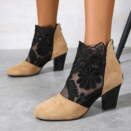 Damen Stiefelette mit transparentem Blumen-Spitzeinsatz und dekorativem Blockabsatz EB