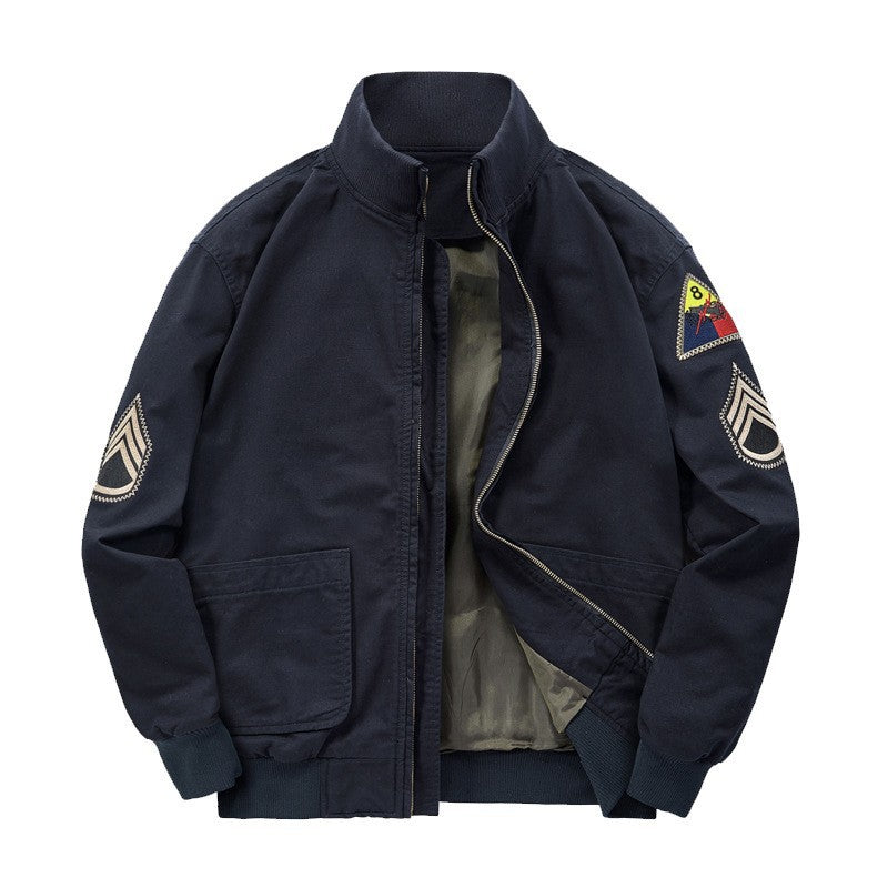 Herren nan militärisch inspirierte Bomberjacke mit aufgesetzten Patches, verdecktem Reißverschluss und elastischen Bündchen EB