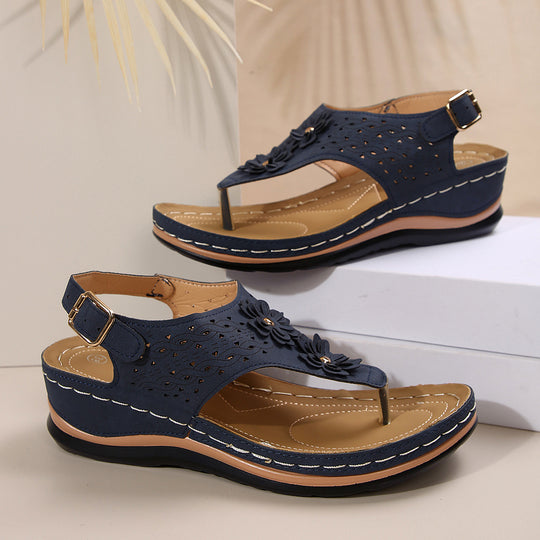 Damen Zehenstegsandalen mit floralen Lochdesign und komfortabler Fußbettgestaltung EB