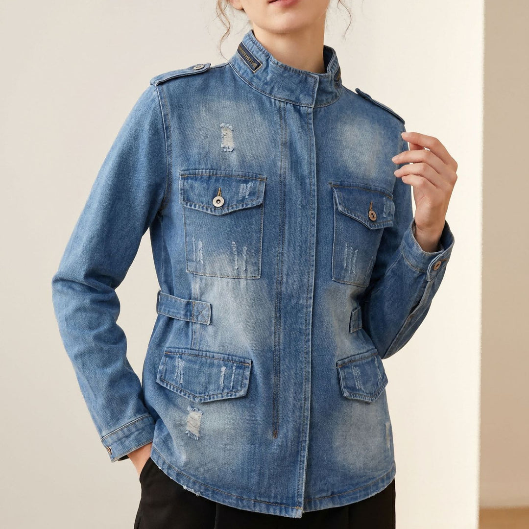 Damen nan taillierte Military-Denimjacke mit Stehkragen, aufgesetzten Pattentaschen und dezenten Used-Details EB