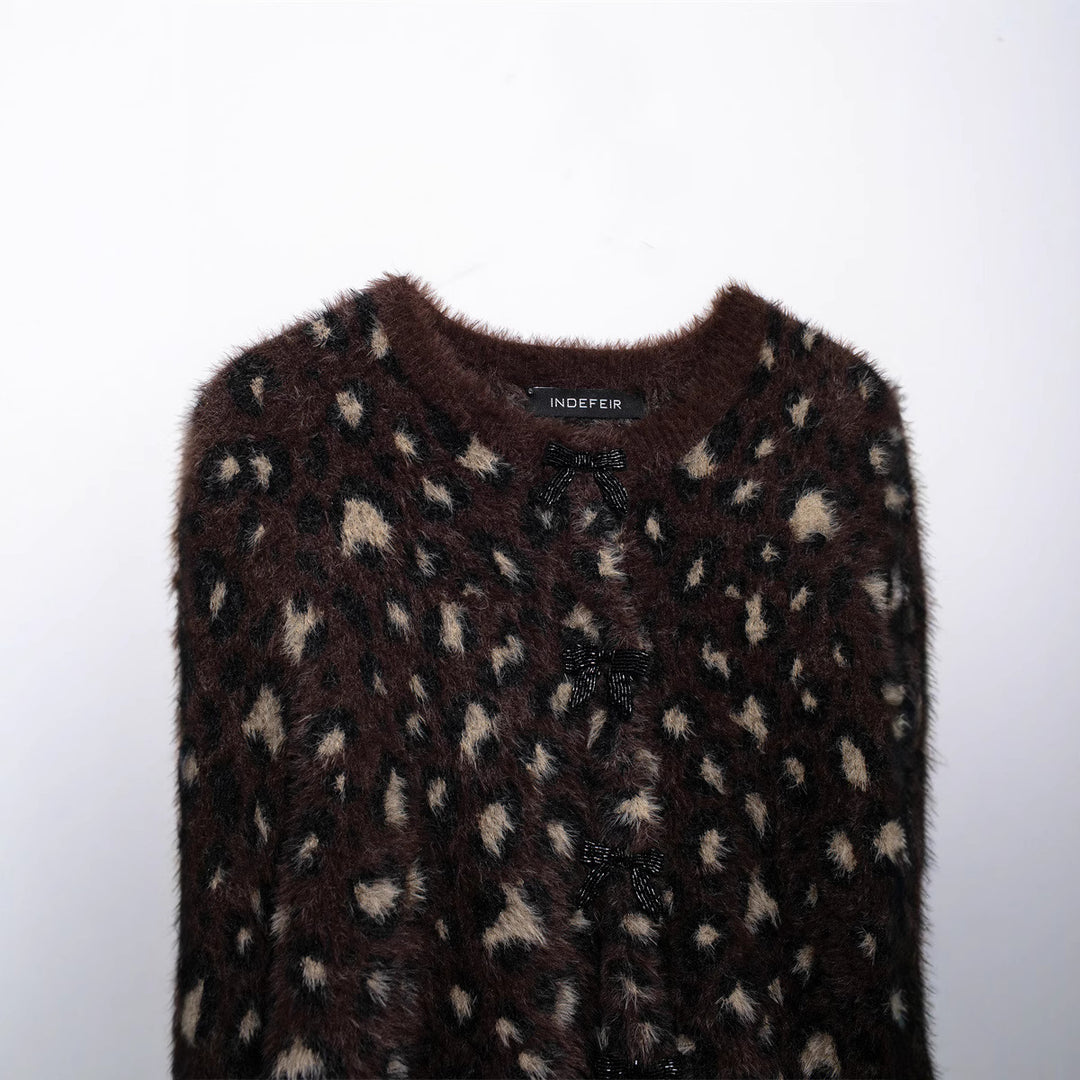 Damen Kuschelige Leopardenmuster-Strickjacke mit eleganten Knopfdetails EB