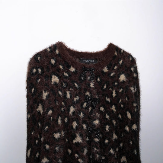 Damen Kuschelige Leopardenmuster-Strickjacke mit eleganten Knopfdetails EB