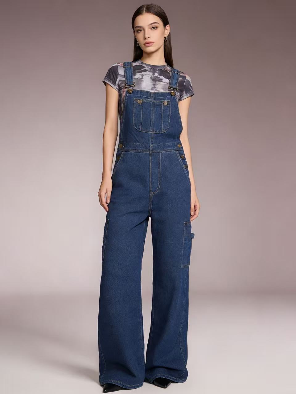 Damen Latzhose im lässigen oversized Schnitt mit funktionalen Seitentaschen EB