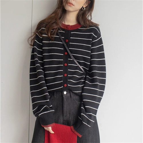 Damen gemütlicher Strickcardigan mit jugendlichem Streifenmuster und praktischem Knopfverschluss EB