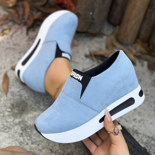 Damen Slip-On Wedge-Sneaker mit verstecktem Keil, Microvelours-Obermaterial und seitlicher Luftkammer EB