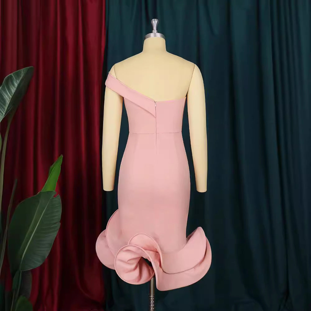 Damen elegantes Cocktailkleid mit asymmetrischem Ausschnitt und voluminösem Saum EB