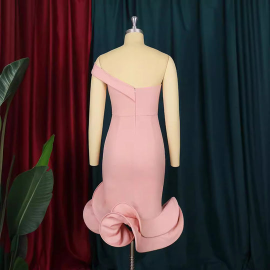 Damen elegantes Cocktailkleid mit asymmetrischem Ausschnitt und voluminösem Saum EB