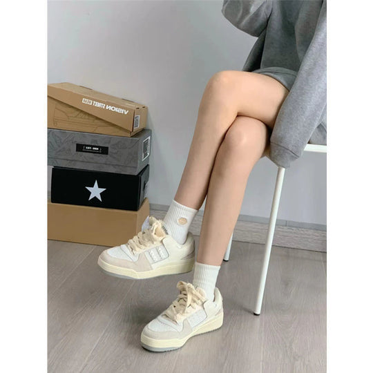 Damen Sneakers mit modischen Schnürdetails und komfortabler Dämpfung EB
