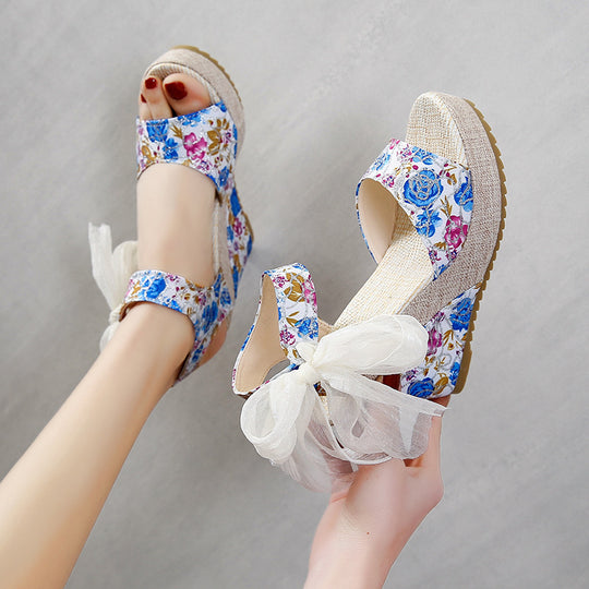 Damen Wedge-Sandaletten mit floralem Design und dekorativem Schleifendetail EB