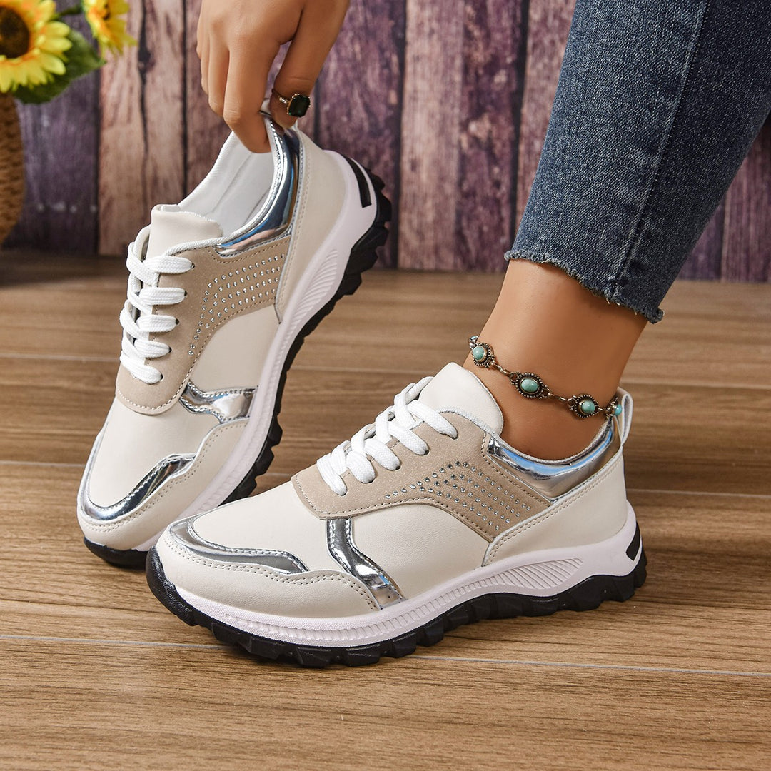 Damen modischer City-Chunky-Sneaker mit Metallic-Akzenten, Ziernieten und dämpfender Leichtsohle EB
