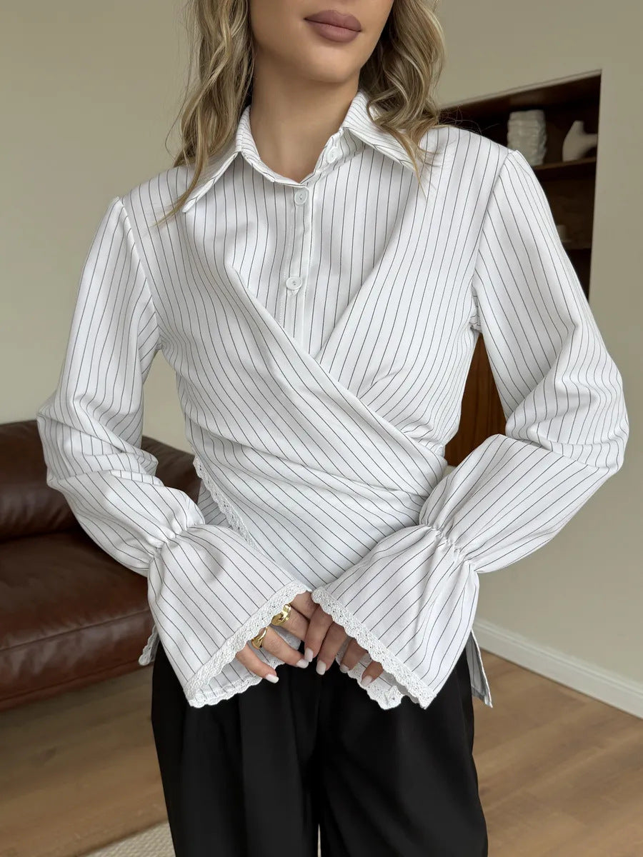 Damen nan taillierte Wickelbluse mit Spitzenrand und feinen Längsstreifen EB
