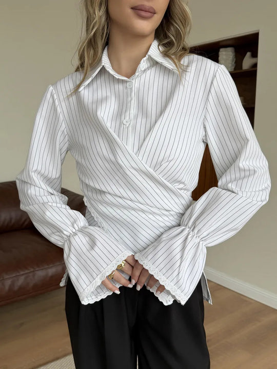 Damen nan taillierte Wickelbluse mit Spitzenrand und feinen Längsstreifen EB