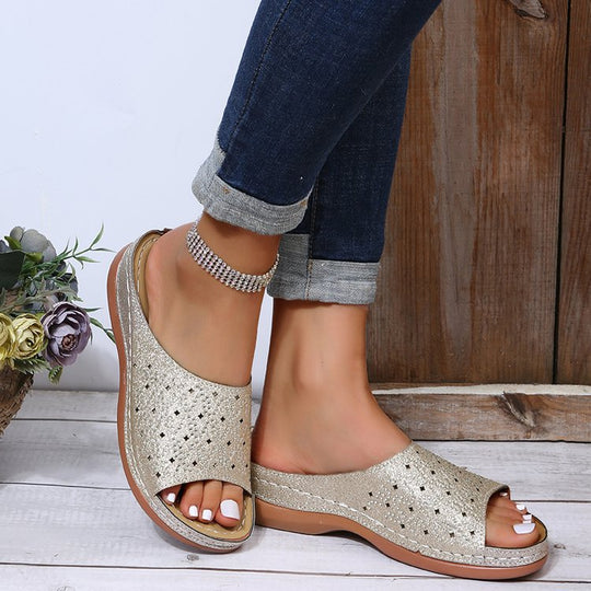 Damen Komfortable Mulesandaletten mit floralem Lochmuster und rutschfester Sohle EB