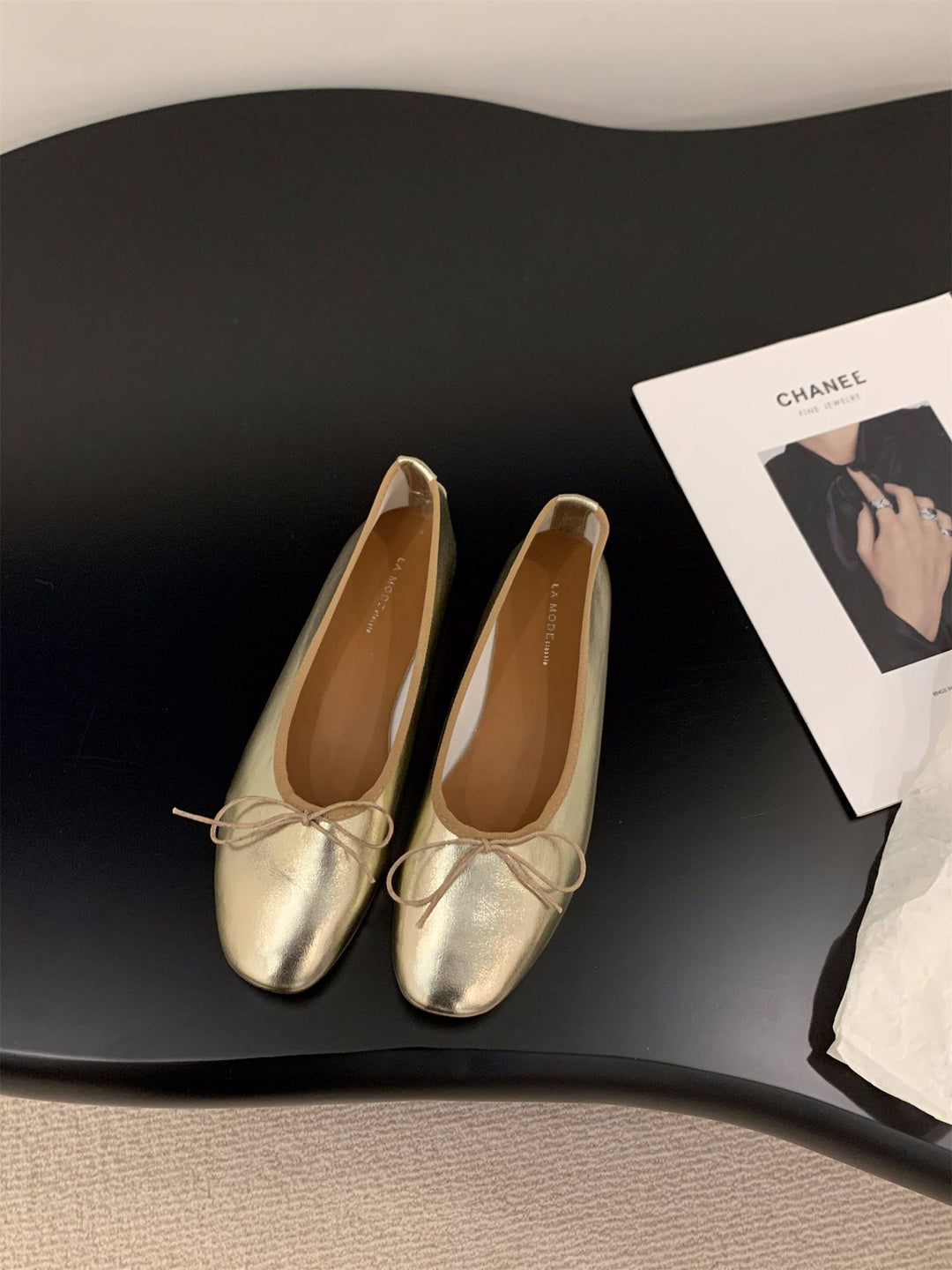 Damen Ballerinas mit funkelnder Metallic-Oberfläche und zartem Schleifendesign EB