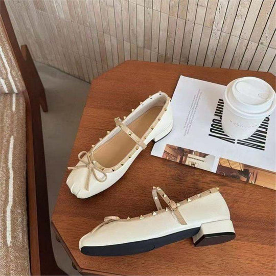 Damen Ballerina mit quadratischer Zehenbox, Nietenbesetztem Rand und verstellbarem Mary‑Jane Riemchen EB