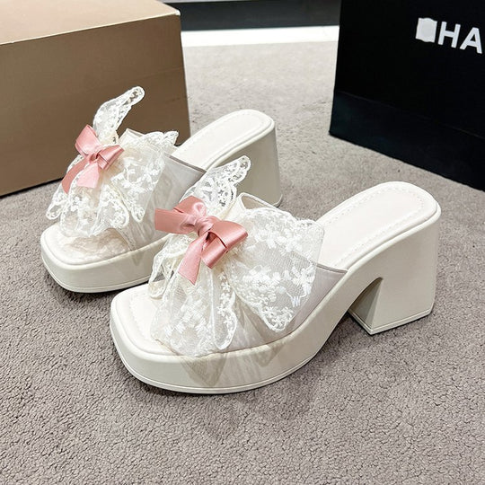 Damen Plateau-Sandaletten mit floralem Spitzenakzent und elegantem Blockabsatz EB