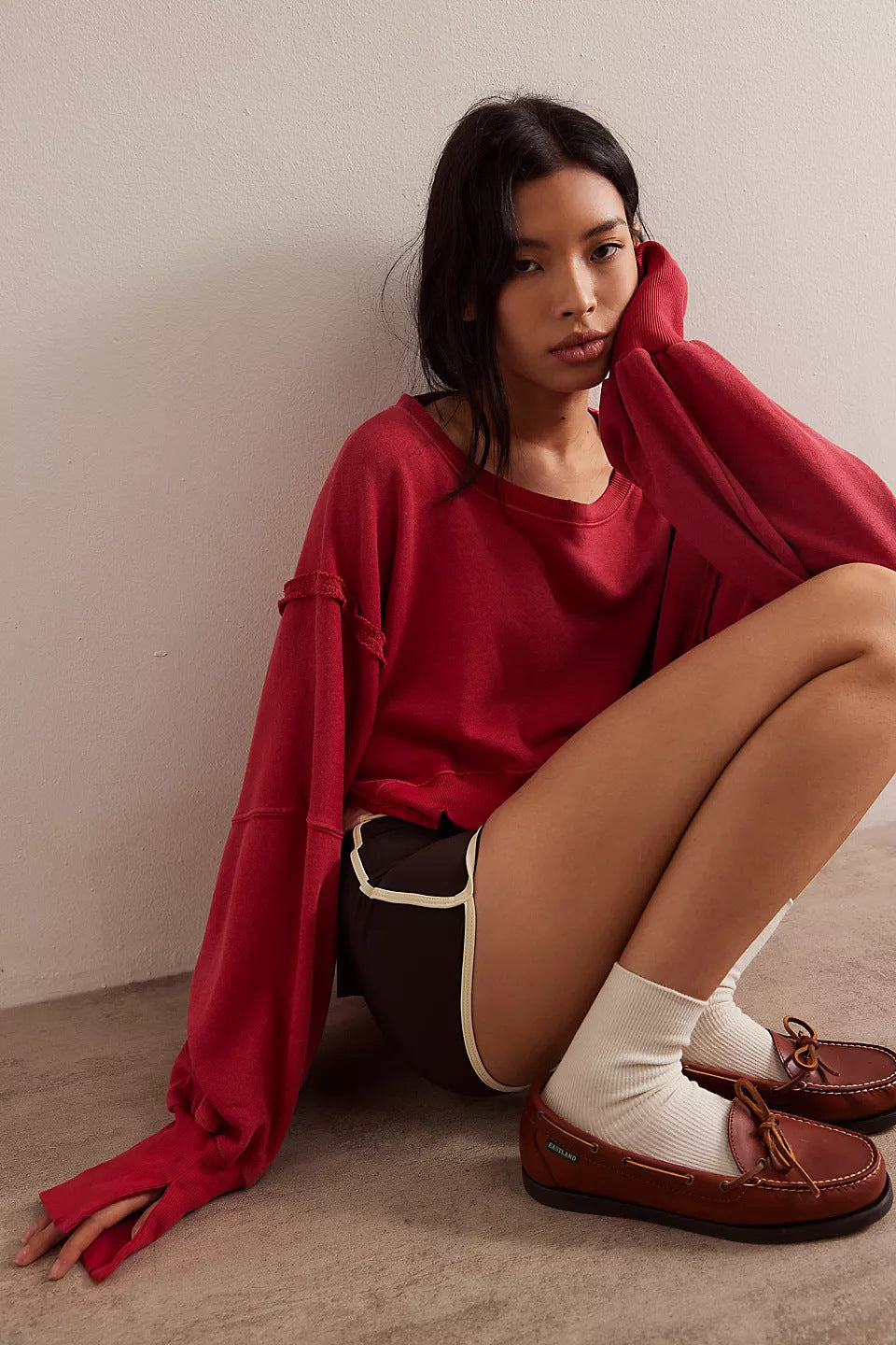 Damen cropped Oversize-Sweatshirt mit Daumenloch, fransigem Saum und weitem Raglanärmel Eichborn Berlin