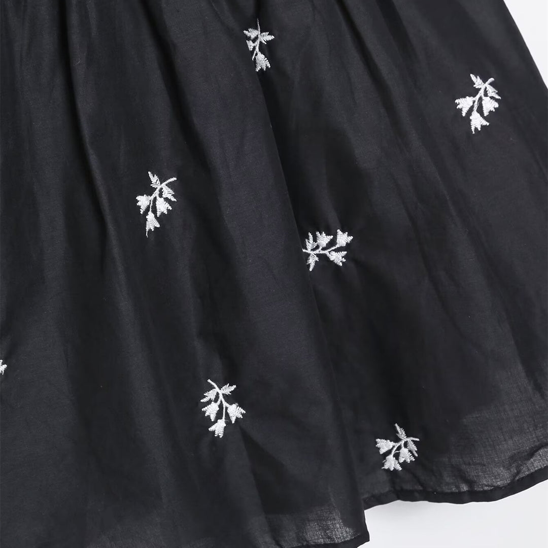 Damen Sommerkleid mit feinen Stickereien und verstellbaren Trägern EB