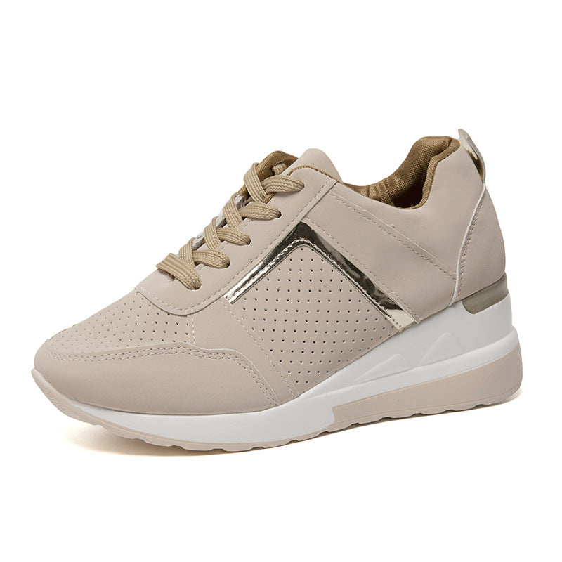 Damen  Keil‑Sneaker mit perforiertem Microfaser‑Upper, gepolsterter Fersenkappe und rutschfester Profilsohle EB