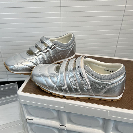 Damen Sportliche Sneaker mit praktischem Klettverschluss und glänzender Oberflächenstruktur EB