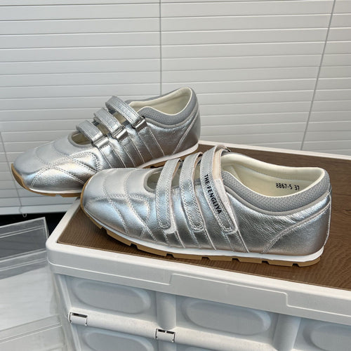 Damen Sportliche Sneaker mit praktischem Klettverschluss und glänzender Oberflächenstruktur EB