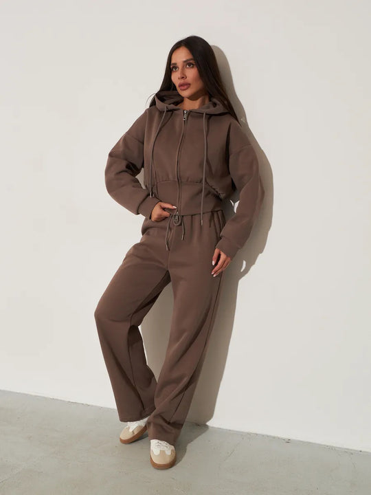 Damen kurzes Kapuzen-Zipshirt mit tailliertem Tunnelzug und weit geschnittene High-Waist-Loungehose Eichborn Berlin