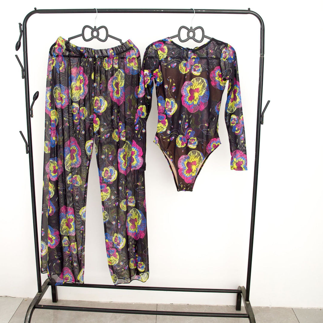 Damen modisches Badeoutfit mit langärmeligen Oberteil und lässigen Pants EB