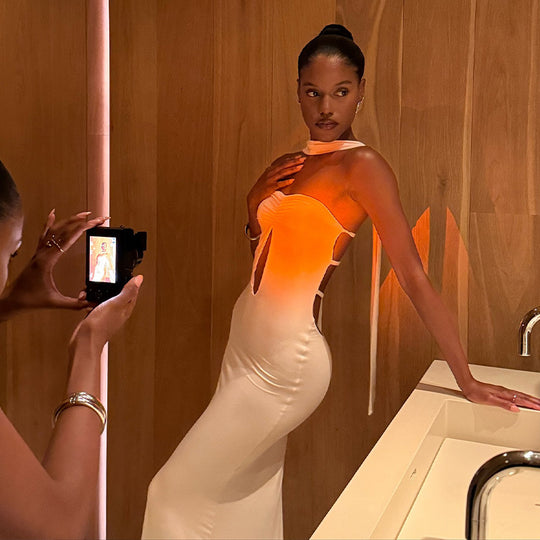 Damen figurbetontes Minikleid mit raffiniertem Cut-Out-Design und feinen Trägern EB