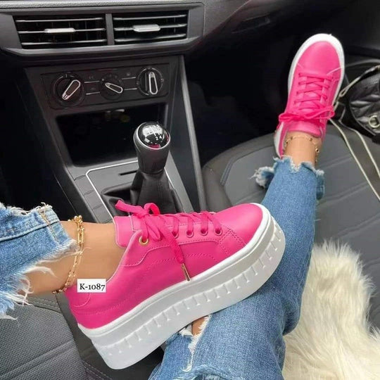 Damen Plateau-Sneaker mit elegantem Glanz und modischem Design EB