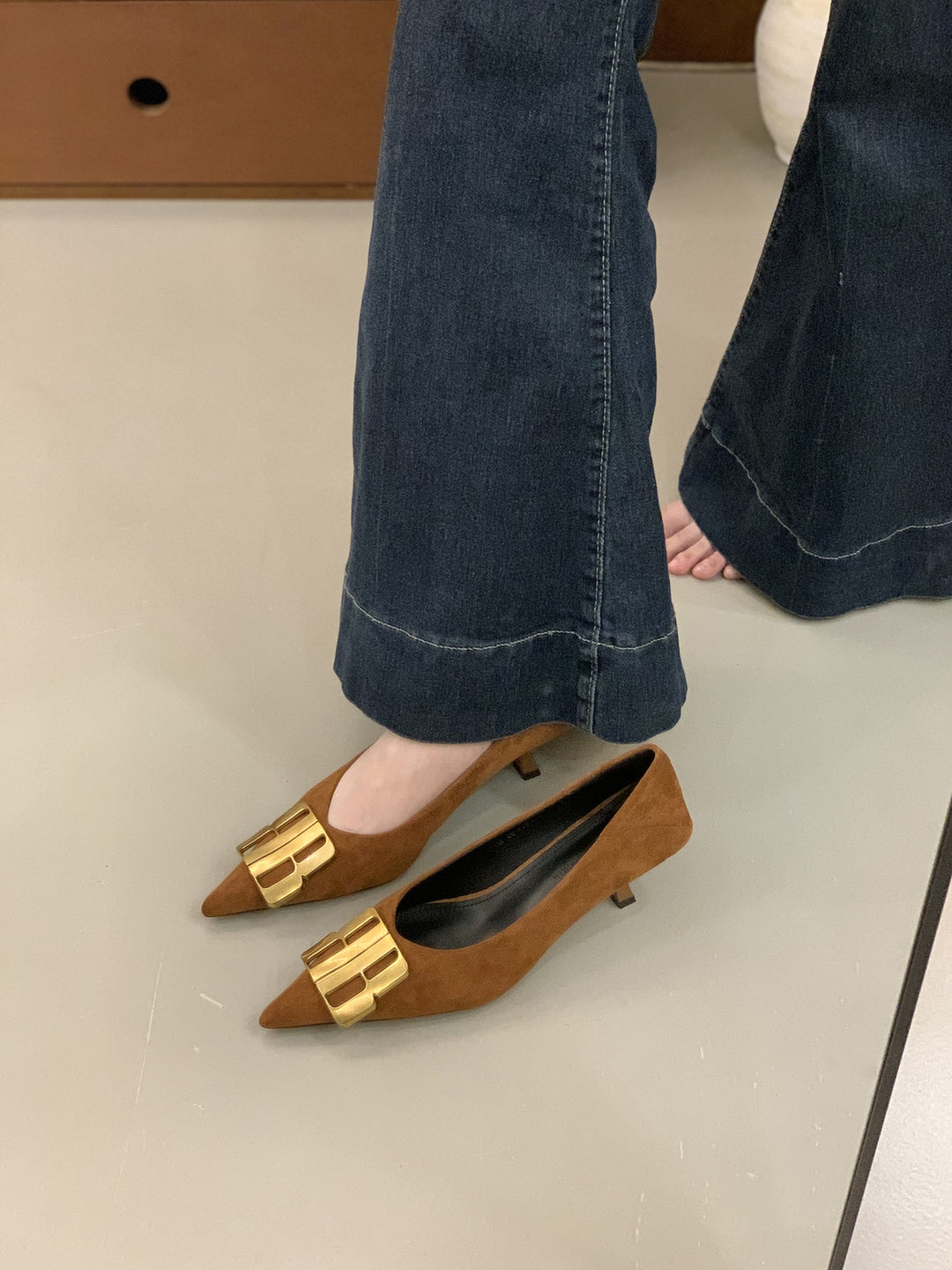 Damen Elegante spitze Pumps mit extravagantem Gold-Detail EB