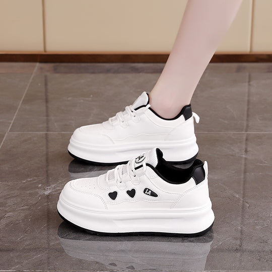 Damen Sportliche Sneakers mit Herz-Akzenten und kompaktem Profil EB