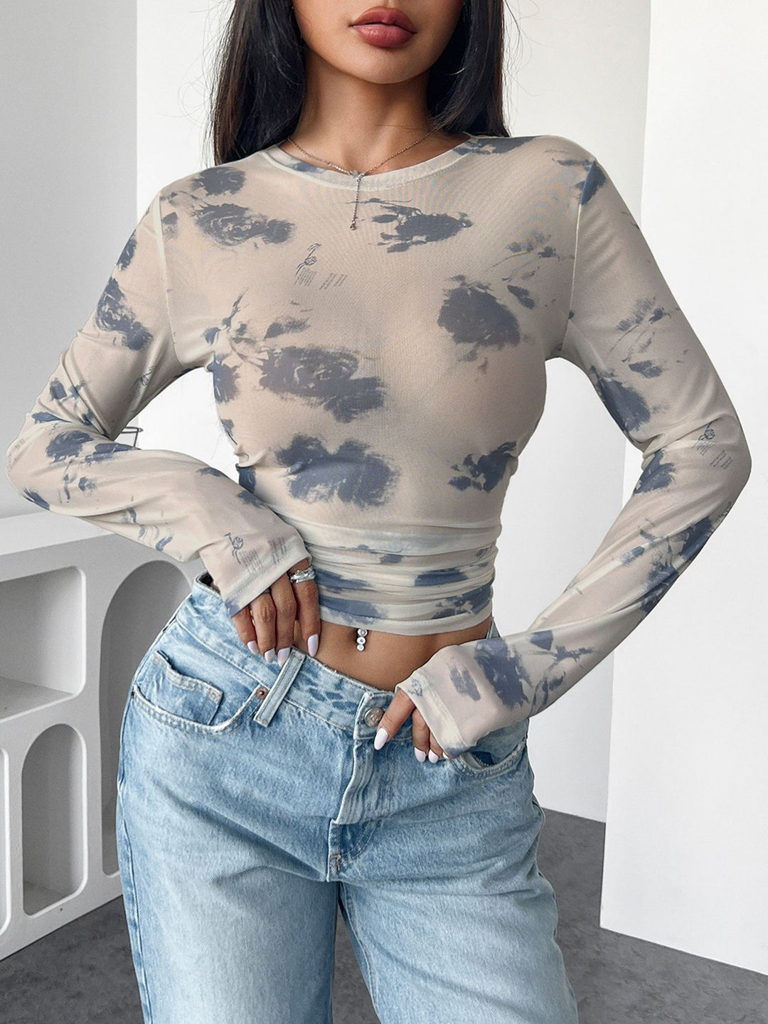 Damen nan figurbetontes tailliertes bauchfreies Mesh-Oberteil mit Rundhals, verlängerten Ärmeln, Daumenlöchern und dezentem Batikmuster EB