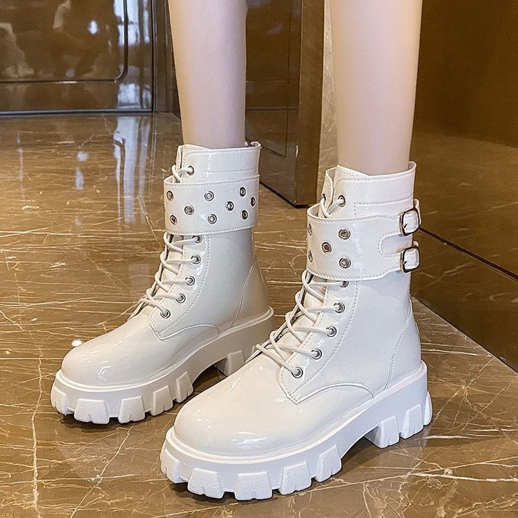 Damen nan glänzende Lack-Combat-Boots mit klobiger Traktorsohle, Doppelriemen und metallischen Ösen EB