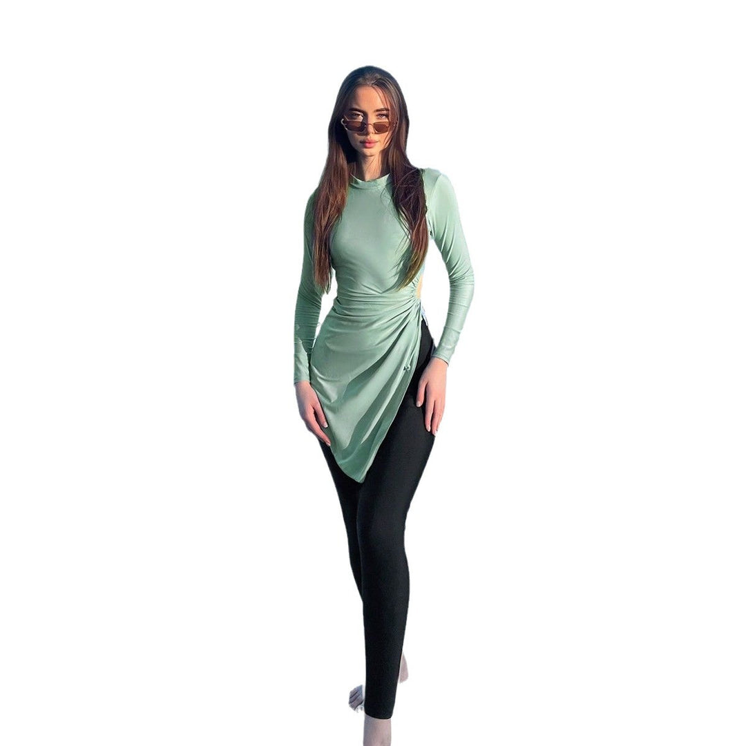 Damen modisches Strandoutfit mit längerem Oberteil EB