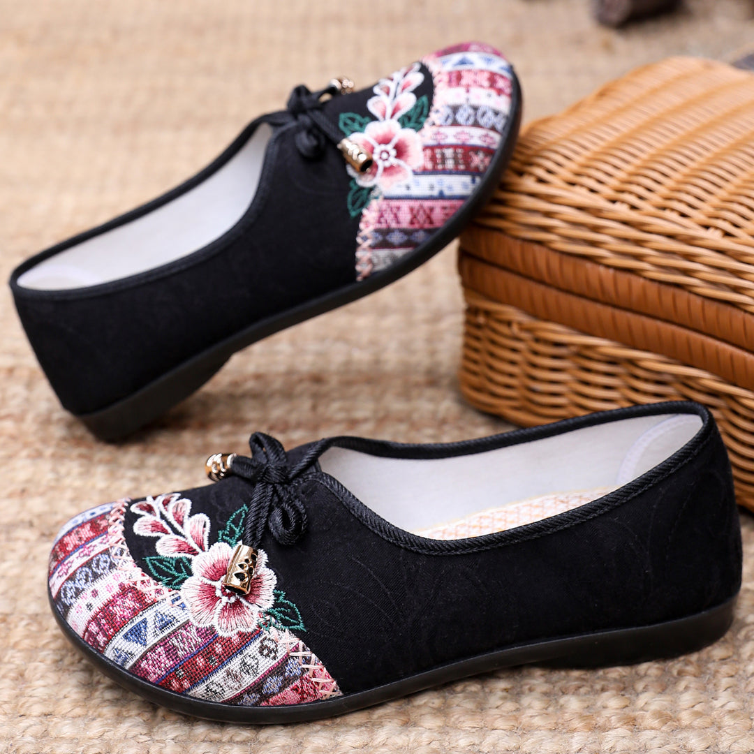Damen Elegante und bequeme Slipper mit floralem Stickdesign EB