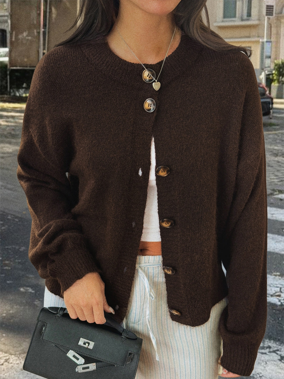 Damen nan kuscheliger Oversize-Strickcardigan mit Hornknopf-Leiste und Rundhalsausschnitt EB