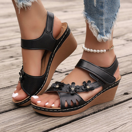 Damen Wedge-Sandalen mit floralem Akzent und verstellbarem Riemen EB