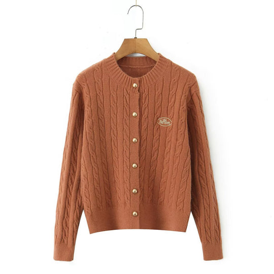 Damen Strickjacke mit elegantem Zopfmuster und Perlenknöpfen EB