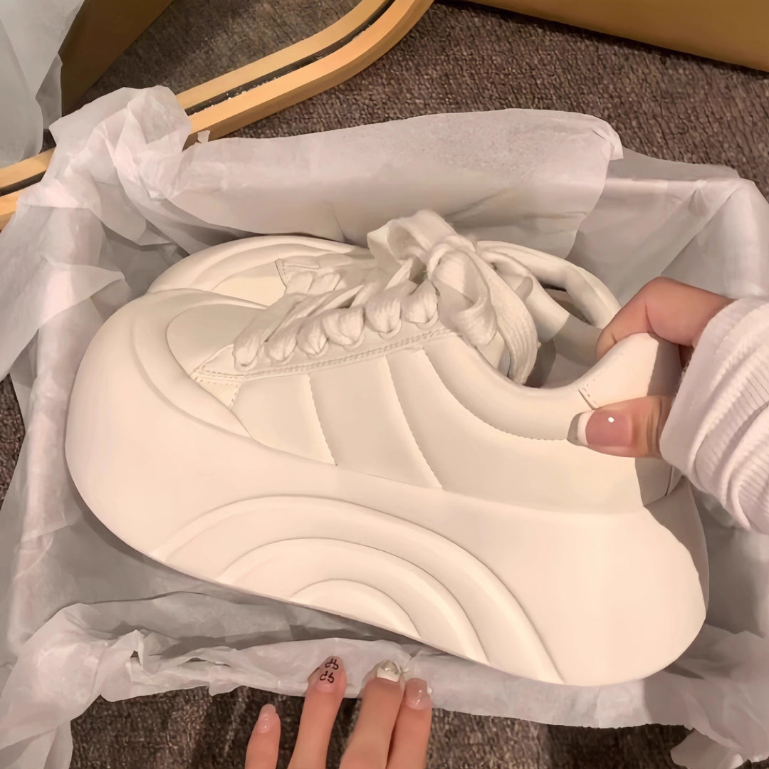 Damen Sneaker mit innovativer dämpfender Sohle und stylishen Details EB