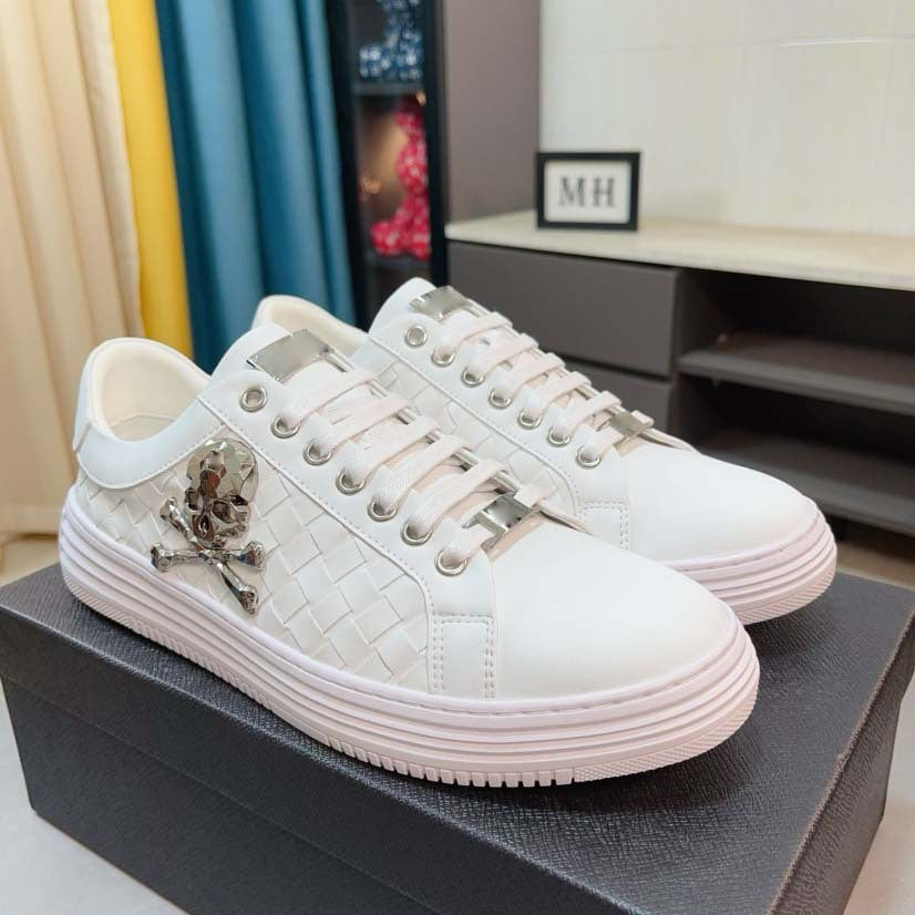 Damen modische Sneakers mit geflochtenem Design und auffälligem Totenkopf-Element EB