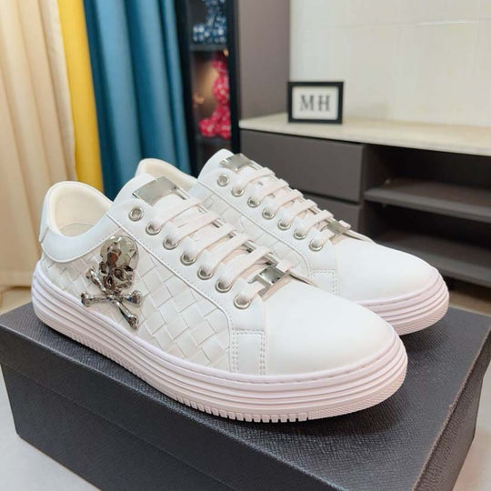 Damen modische Sneakers mit geflochtenem Design und auffälligem Totenkopf-Element EB