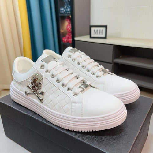 Damen modische Sneakers mit geflochtenem Design und auffälligem Totenkopf-Element EB