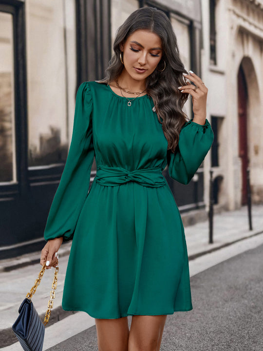 Damen elegantes Mini-Kleid mit tailliertem Schnitt und Puffärmeln EB