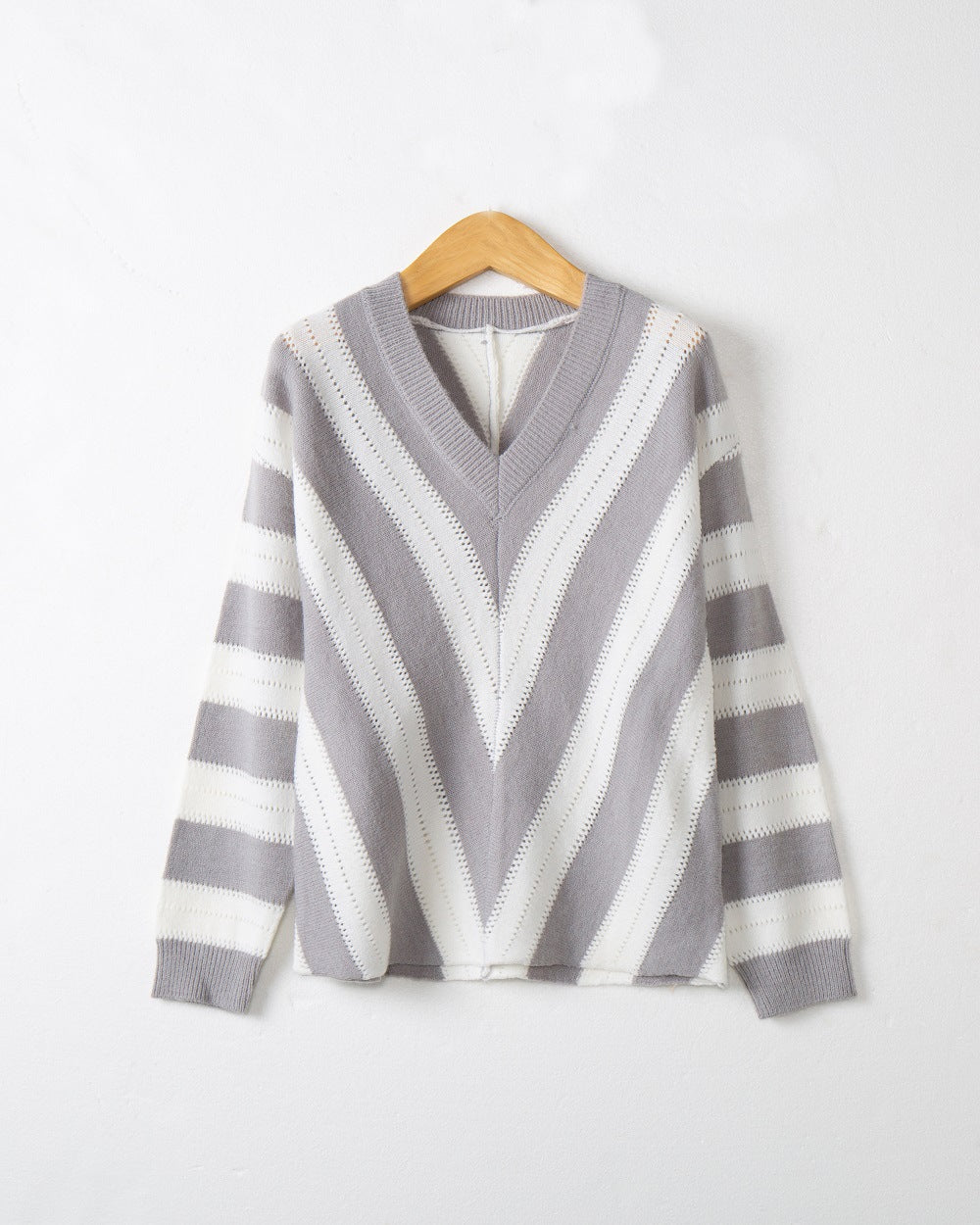 Damen V-Ausschnitt Strickpullover mit raffiniertem Streifenmuster EB